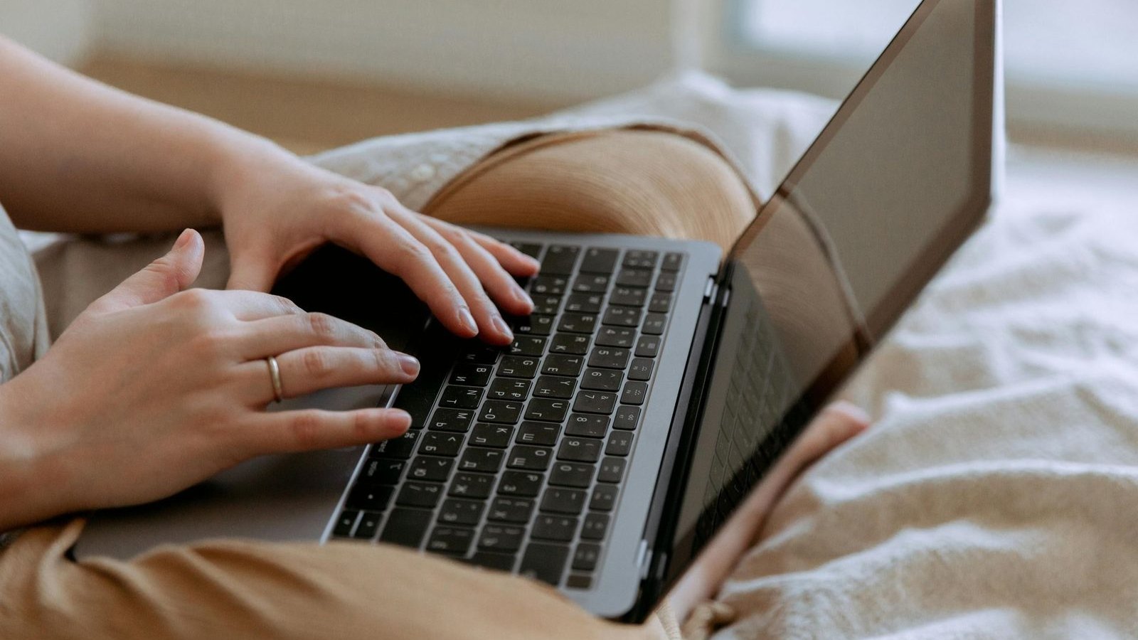 Shaping Selfhood: How Tech and Social Media Influence Teens’ Identity Formation