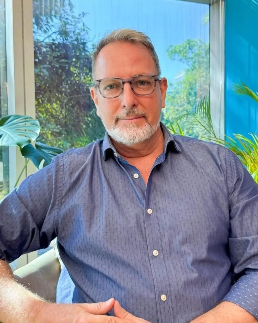 Portrait of Dr Glenn Graves